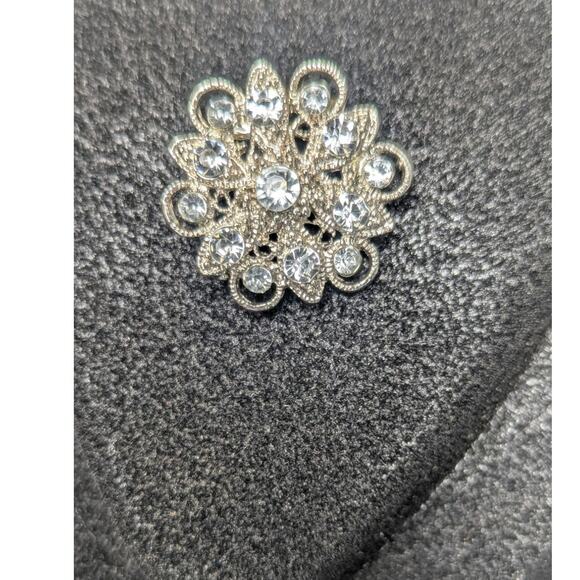 Silver Tone Vintage crystal snowflake rosette shaped pin brooch - Picture 2 of 5